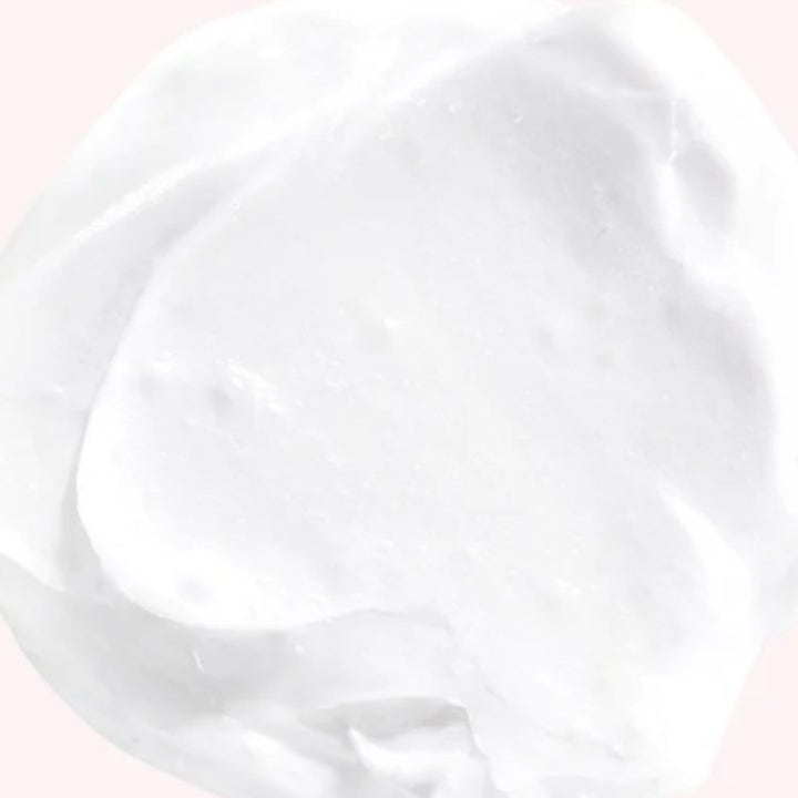Saturday Skin Pretty Pop Probiotic Power Whipped Cream 45 ml fuktighetsgivende dagkrem med hvit og luftig tekstur.
