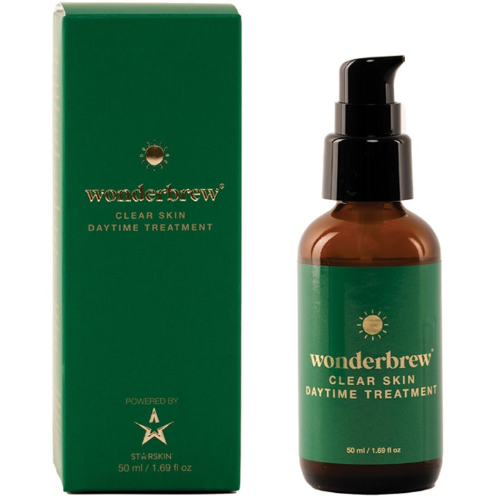 Starskin Wonderbrew Clear Skin Daytime Treatment 50 ml dagbehandling for klarere hud i ravfarget glassflaske og grønn eske