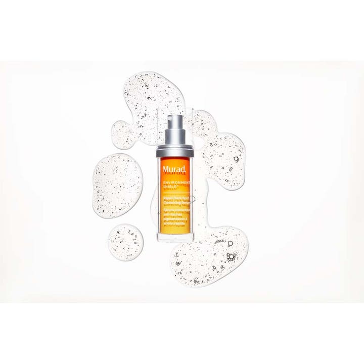 Murad Environmental Shield Rapid Dark Spot Correcting Serum 30 ml korrigerende serum over en klar tekstur med korn