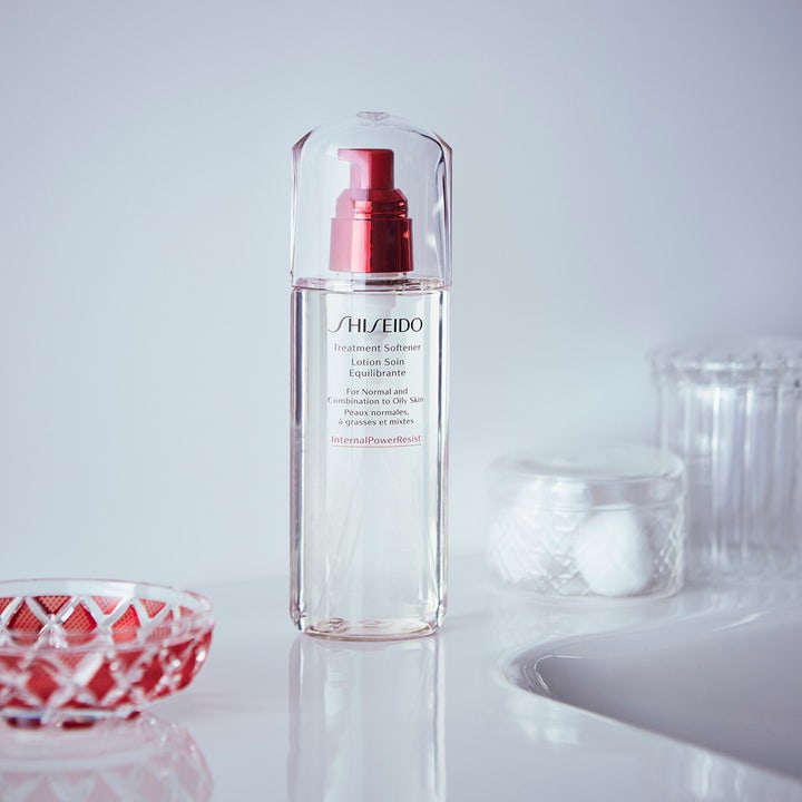 Shiseido Defend Treatment Softener 150 ml fuktighetsgivende toner i klar pumpeflaske i et lyst baderom