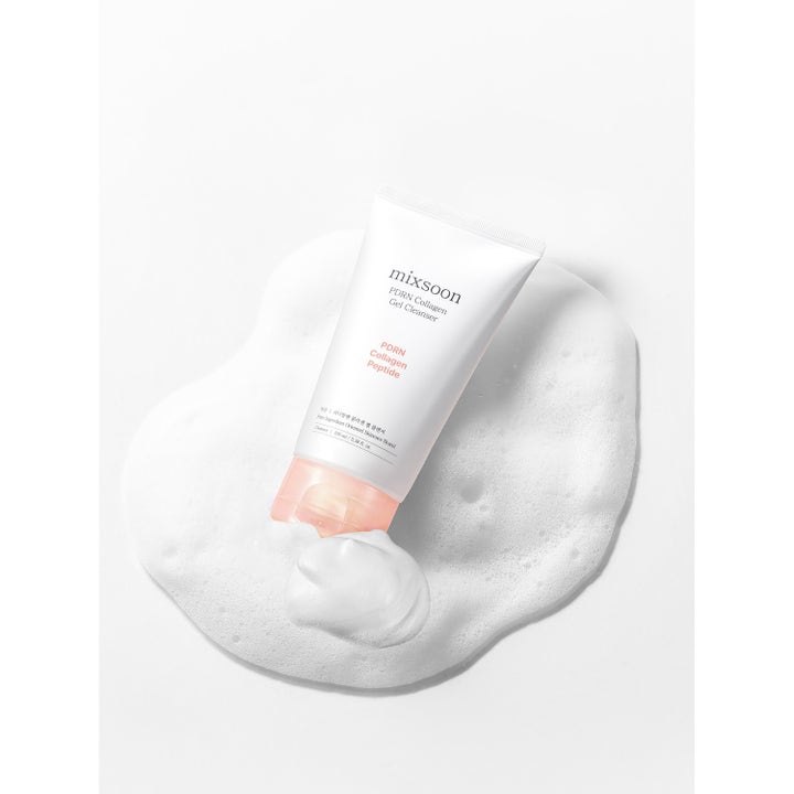 Mixsoon PDRN Collagen Gel Cleanser 100 ml ansiktsrens i hvit tube som ligger i luftig, hvitt skum.