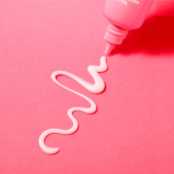 Nuxe Créme Prodigieuse Boost 15 ml øyekrem med lyserosa geltekstur som påføres fra en rosa tube