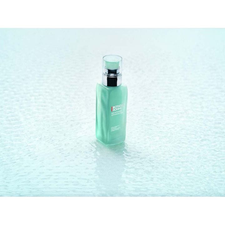 Biotherm Homme Aquapower Advanced Gel 100 ml fuktighetsgivende ansiktsgel i grønn pumpeflaske på våt overflate