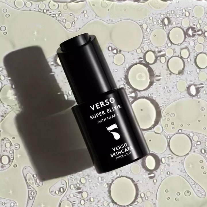 Verso N°7 Super Elixir With NEAR 1 30 ml ansiktsolje i svart flaske omgitt av klare oljedråper for glød