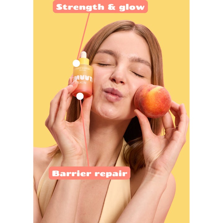 Smuuti Skin Peach Barrier Serum 30 ml ansiktsserum for glød og barrierepleie vist med en kvinne og en fersken