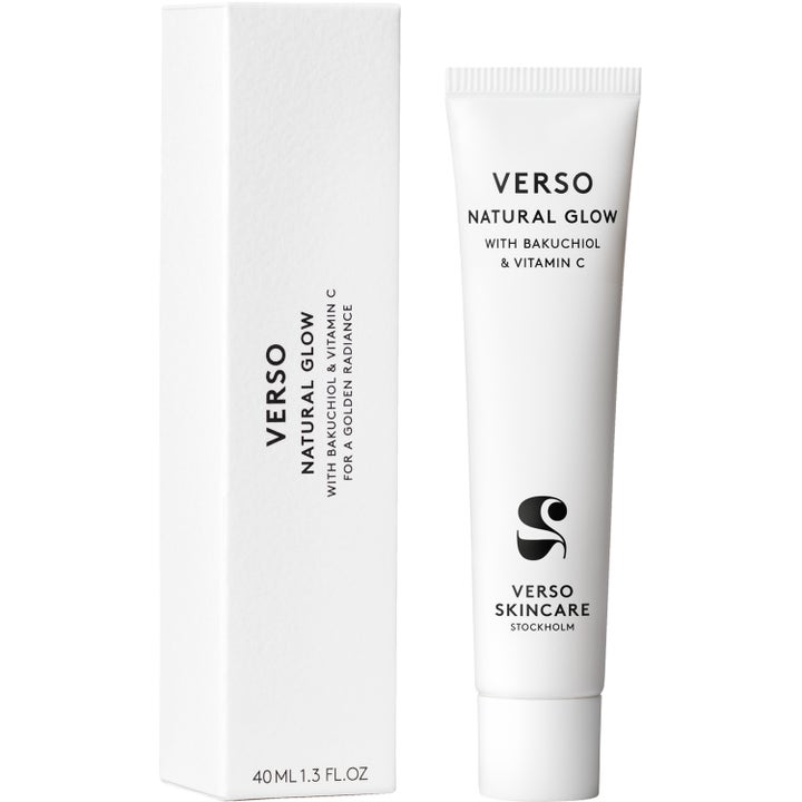 Verso N°2 Natural Glow 40 ml glødgivende dagkrem med bakuchiol og vitamin C i hvit tube og eske.