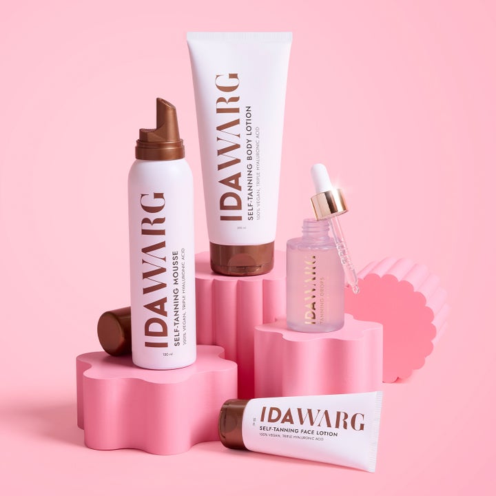 IDA WARG Beauty Self Tanning Body Lotion 200 ml og veganske selvbruningsprodukter på rosa geometriske sokler.
