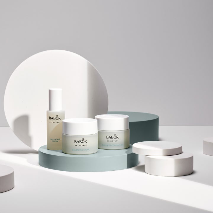 Babor Balancing Serum 30 ml balanserende ansiktsserum i frostet glassflaske på en lyseblå pidestall