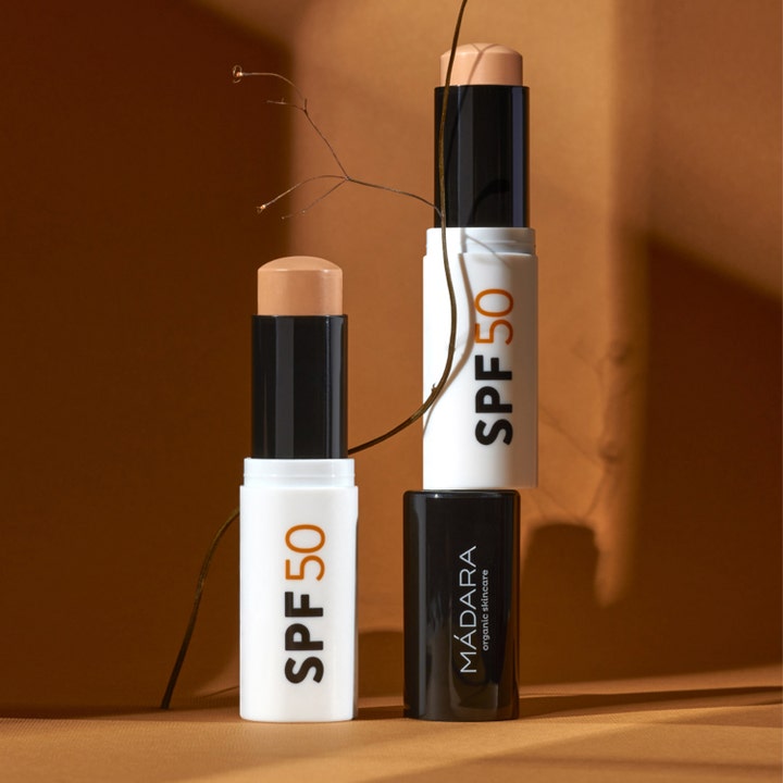 MÁDARA Mineral SPF50 Sunscreen Stick 12 g ansiktssolkrem som gir høy beskyttelse i hvit stift med beige tekstur