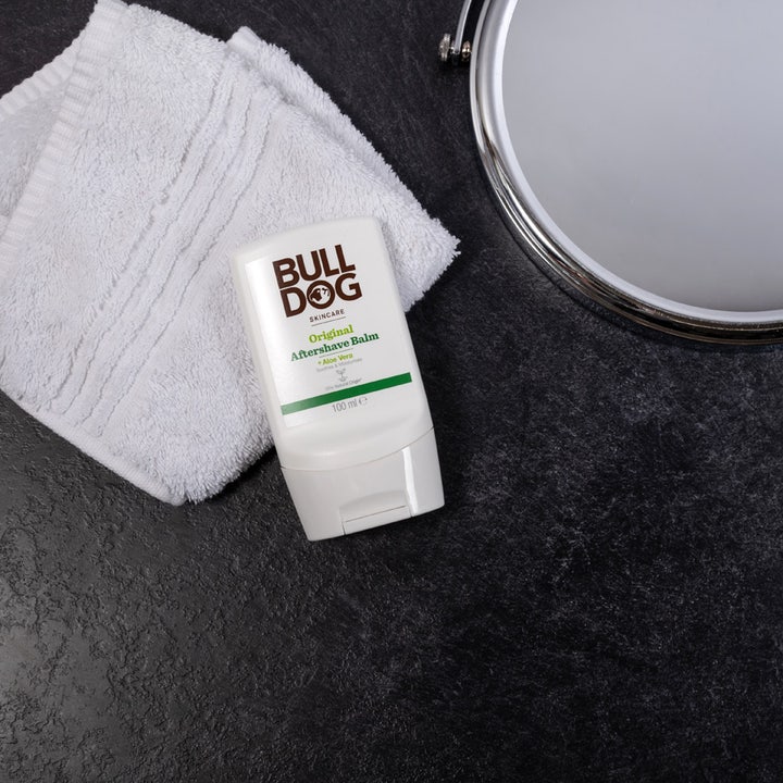 Bulldog Original After Shave Balm 100 ml beroligende aftershave med Aloe Vera ved hvit klut og baderomsspeil