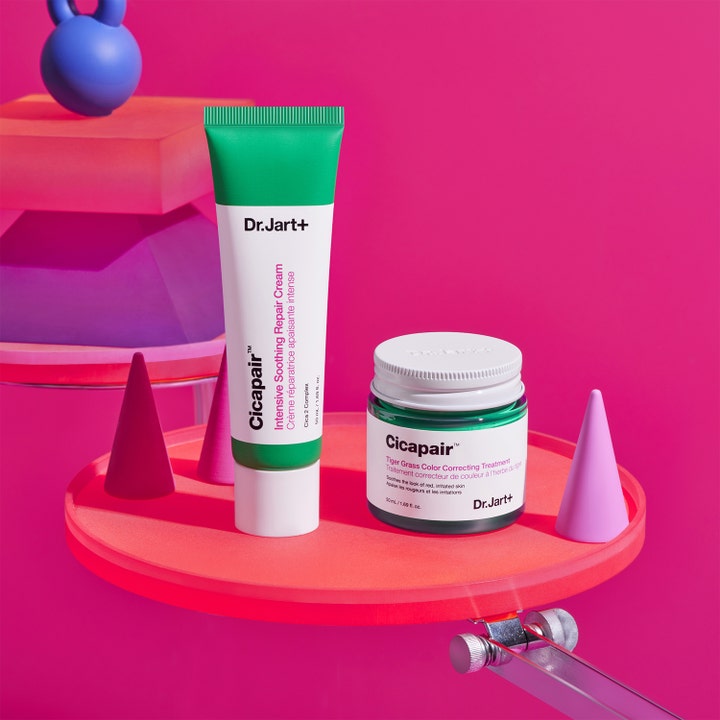Dr.Jart+ Cicapair Tiger Grass Color Correcting Treatment 15 ml krukke og tube på rosa plattform som demper rødhet