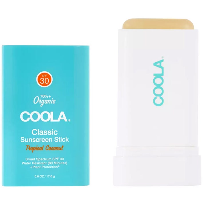 COOLA Classic Stick Tropical Coconut 17 g solkrem i stiftform med SPF 30 i turkis hylse og hvit base med beige stift