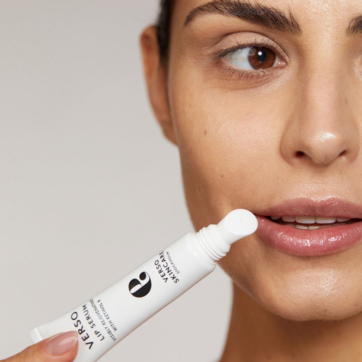 Verso N°9 Lip Serum with Retinol 8 15 ml foryngende leppeserum som påføres leppene fra en hvit tube