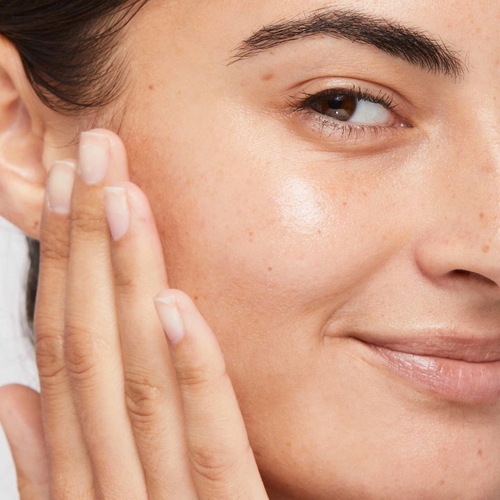 Dermalogica Retinol Clearing Oil 30 ml ansiktsolje påføres på hud for en glødende og klarere finish