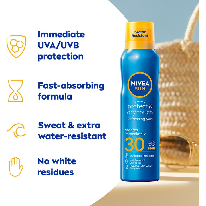 NIVEA Sun Protect & Dry Touch 200 ml vannresistent solspray SPF 30 i blå flaske med gult lokk foran en strandveske