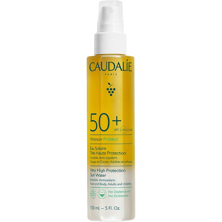 Caudalie Vinosun Protect Sun Water 150 ml gir høy SPF 50 beskyttelse i en gjennomsiktig gul sprayflaske med hvit pumpe.