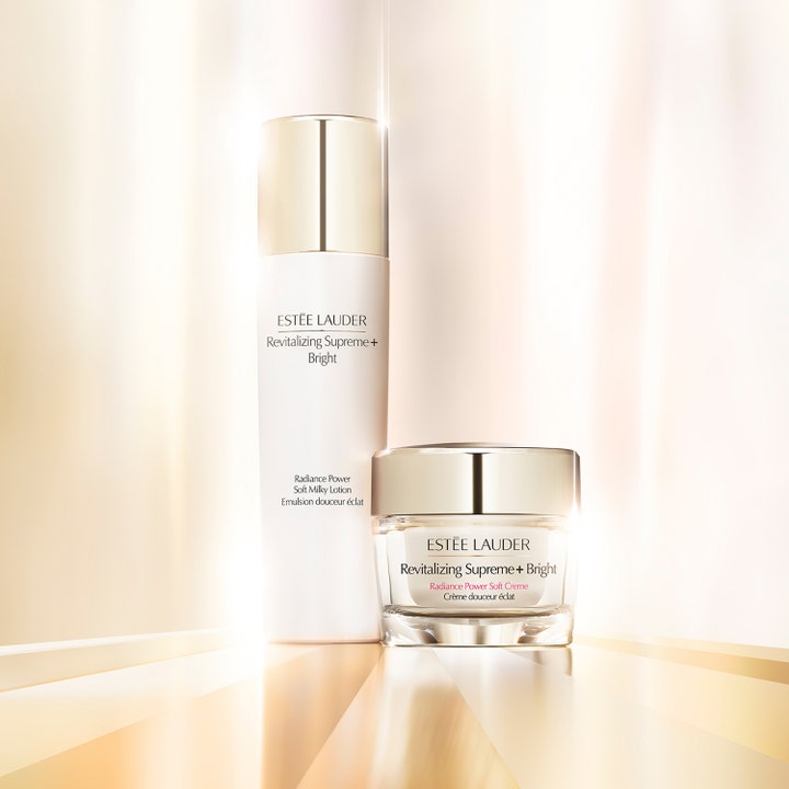 Estée Lauder Revitalizing Supreme+ Bright 50 ml glødgivende ansiktskrem i krukke og hvit flaske med gulldetaljer.