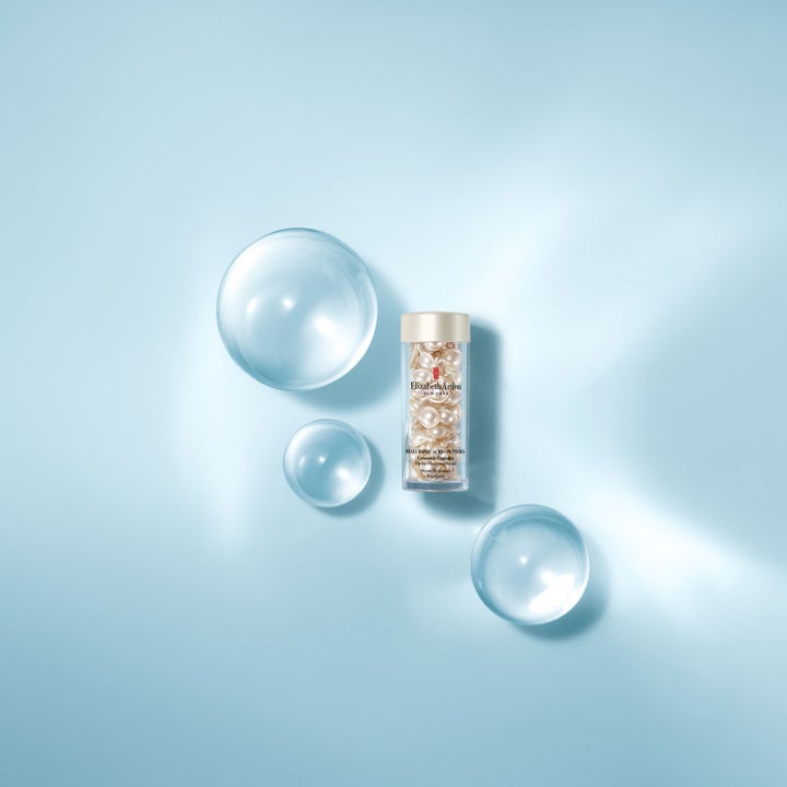 Elizabeth Arden Ceramide Capsules Hyaluronic Acid + Peptides 28 ml fuktgivende serum i krukke omgitt av vannbobler
