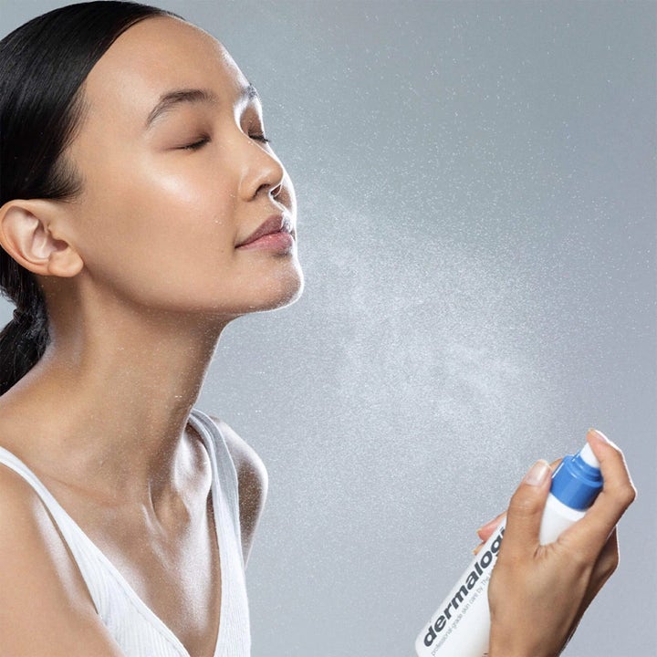 Dermalogica Hyaluronic Ceramide Mist Duo fuktighetsgivende toner som kvinne sprayer over ansiktet for glød