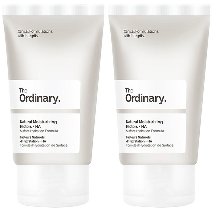 The Ordinary Natural Moisturizing Factors + HA fuktighetskrem som gir fukt i to lysegrå tuber med hvite korker.