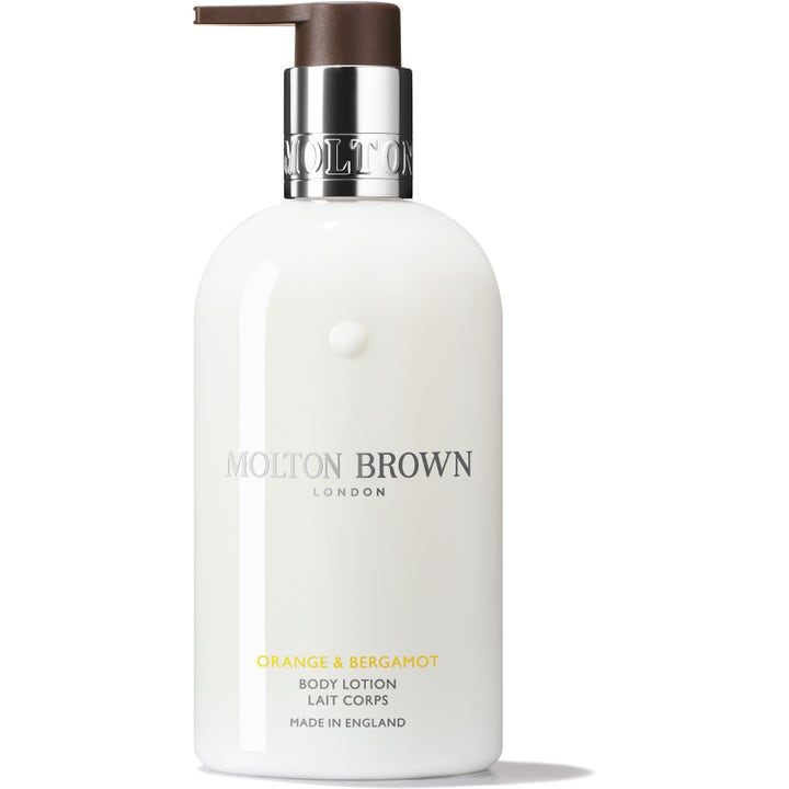 Molton Brown Orange & Bergamot Body Lotion 300 ml fuktighetskrem i hvit pumpeflaske med sølvdetaljer.