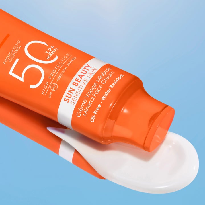 Lancaster Sun Sensitive Sun Beauty Mineral Face Cream 50 ml gir SPF 50 beskyttelse med hvit tekstur og oransje tube.