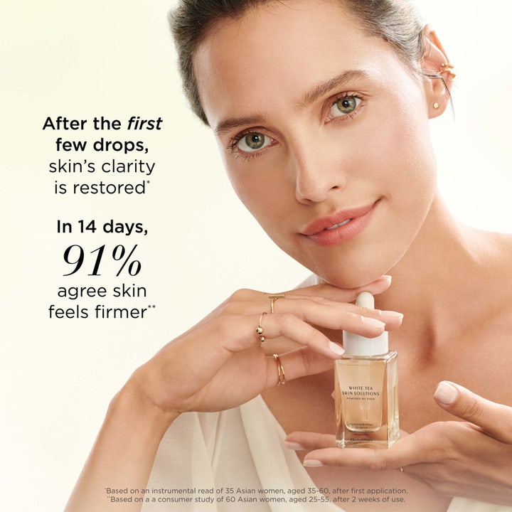 Elizabeth Arden White Tea Skin Bi-phase Oil Serum 30 ml ansiktsolje gir 91% fastere hud på 14 dager vist med kvinne.