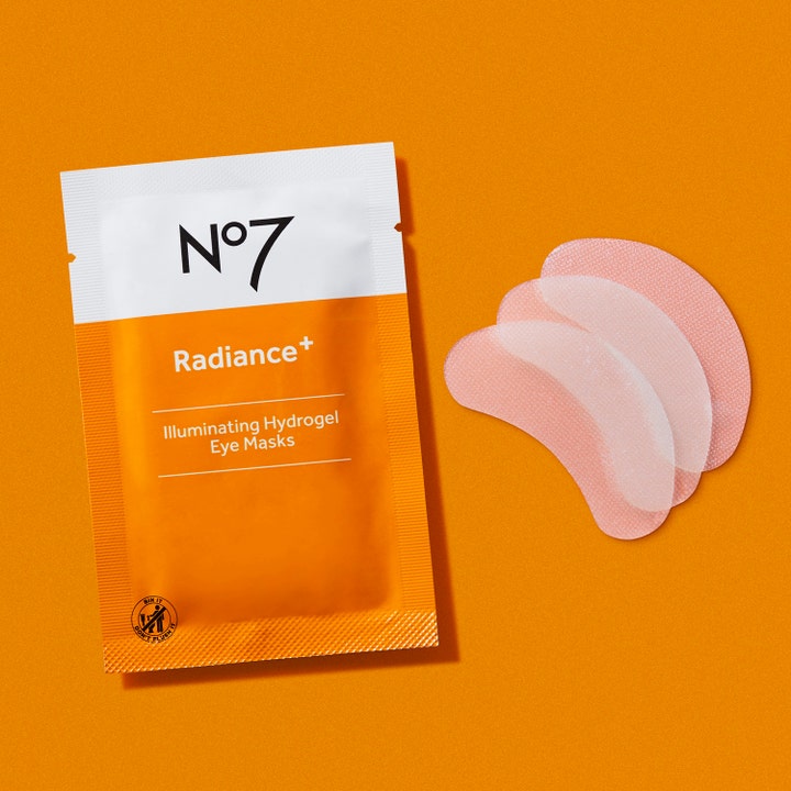 No7 Radiance+ Hydrogel Eye Masks 5 stk glødgivende øyemasker med rosa teksturerte patches og oransje emballasje.