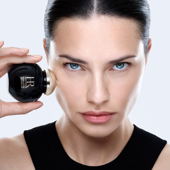Helena Rubinstein HR Replasty Eye Serum 15 ml oppstrammende øyeserum i svart krukke holdt mot huden av en modell