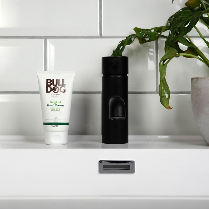 Bulldog Original Hand Cream 75 ml fuktighetsgivende håndkrem i hvit tube ved en vask og grønn plante