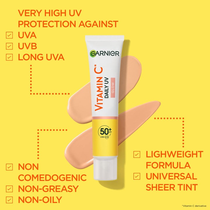 Garnier Vitamin C Daily UV Glow SPF 50 ansiktsserum i tube med farget tekstur mot gul bakgrunn