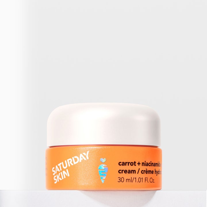 Saturday Skin Carrot + Niacinamide 30 ml fuktighetsgivende ansiktskrem i oransje krukke med hvitt lokk.