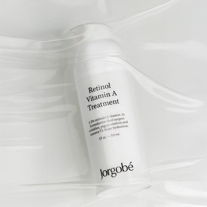 Jorgobé Retinol Vitamin A Treatment 50 ml ansiktsserum som motvirker rynker i hvit flaske bak en bølgeformet tekstur