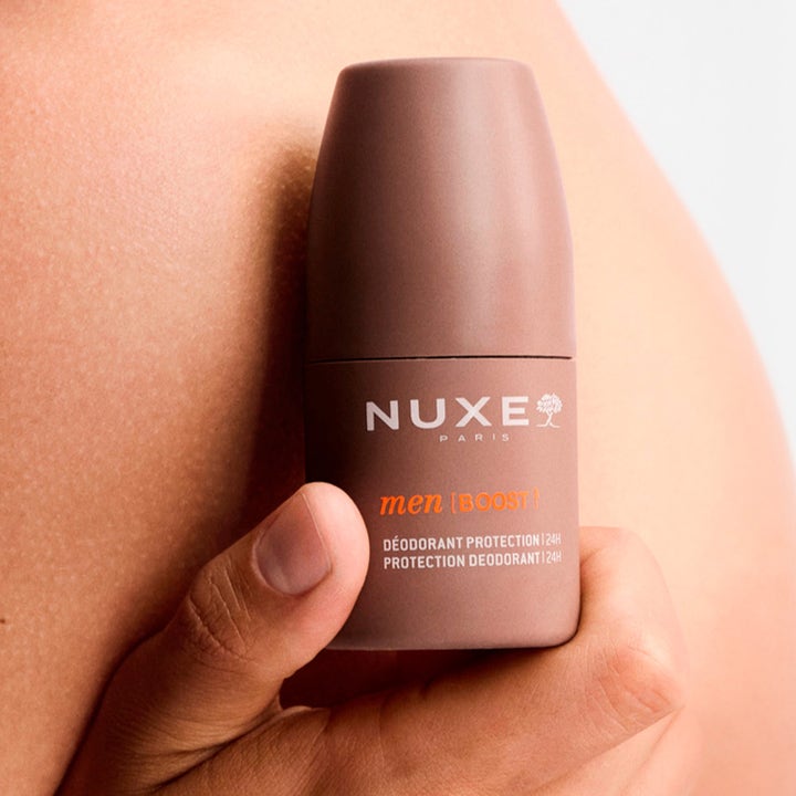 Nuxe Men 24Hr Protect Deo 50 ml herredeodorant gir 24 timers beskyttelse i brun roll-on flaske holdt mot hud