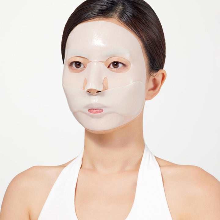 Dr. Ceuracle Vegan Kombucha Tea Essence Gel Mask 36 g fuktighetsgivende ansiktsmaske i gelform vist påført i ansiktet.