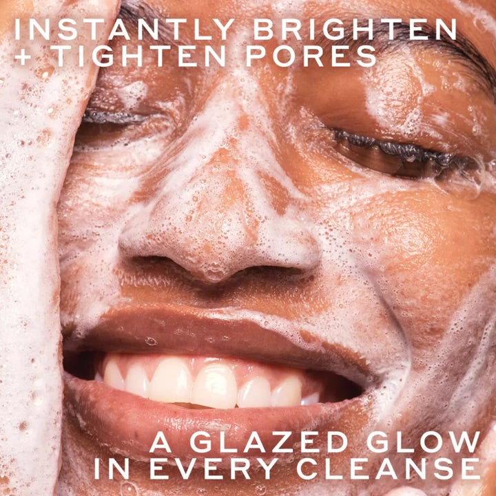 Ole Henriksen Truth Peach Cleanser 148 ml ansiktsrengjøring gir glød på et ansikt med skum og teksten tighten pores.