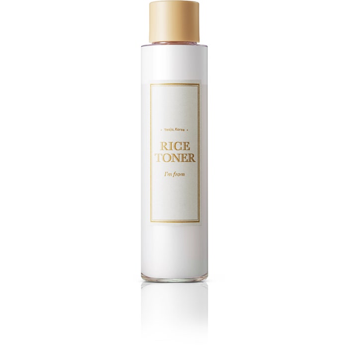 I'm from Rice Toner 150 ml ansiktstoner som gir glød i en klar sylindrisk flaske med gullfarget lokk og hvit etikett.