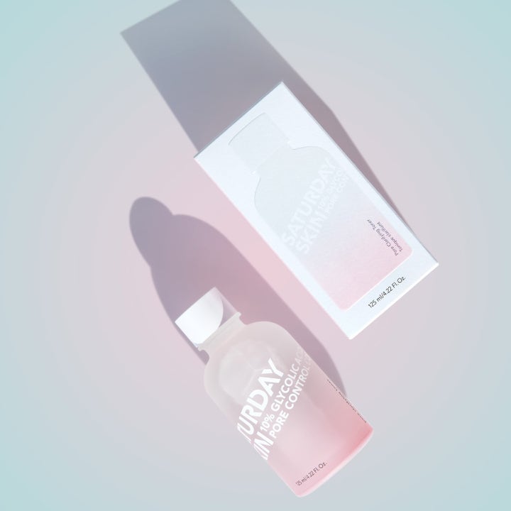 Saturday Skin Pore Clarifying Toner 125 ml ansiktsvatten med glykolsyre i frostet rosa flaske og hvit eske.