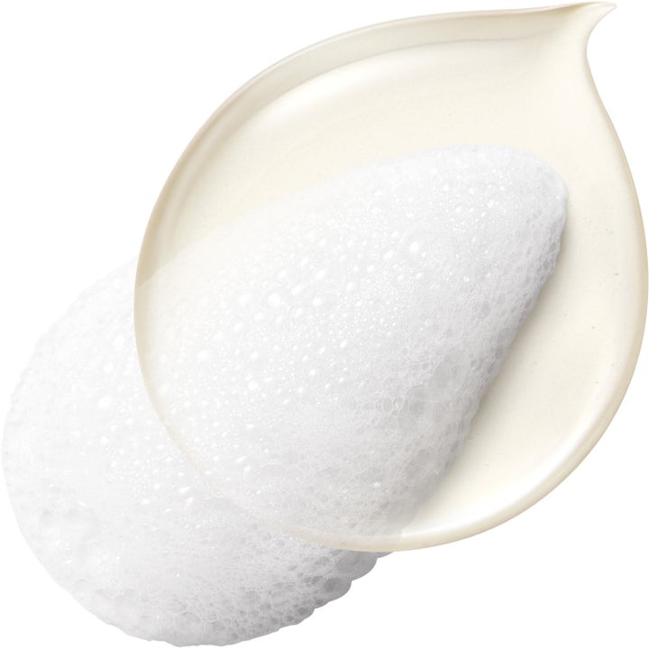 Make Prem Safe Me Oil To Foam Cleanser 200 ml ansiktsrengjøring viser tekstur av gyllen olje og hvitt luftig skum