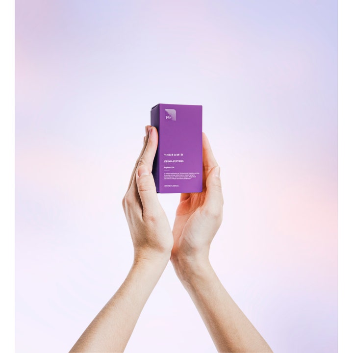Niche Beauty Lab Theramid Derma-Peptides 35% Multi-Peptide Treatment 30 ml ansiktsserum i lilla eske holdt av hender.