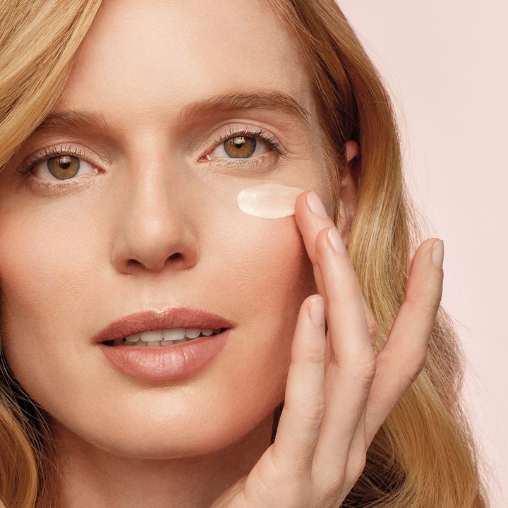 Shiseido Benefiance Neura Wrinkle Smoothing Eye Cream 15 ml øyekrem mot rynker som påføres under øyet på en kvinne