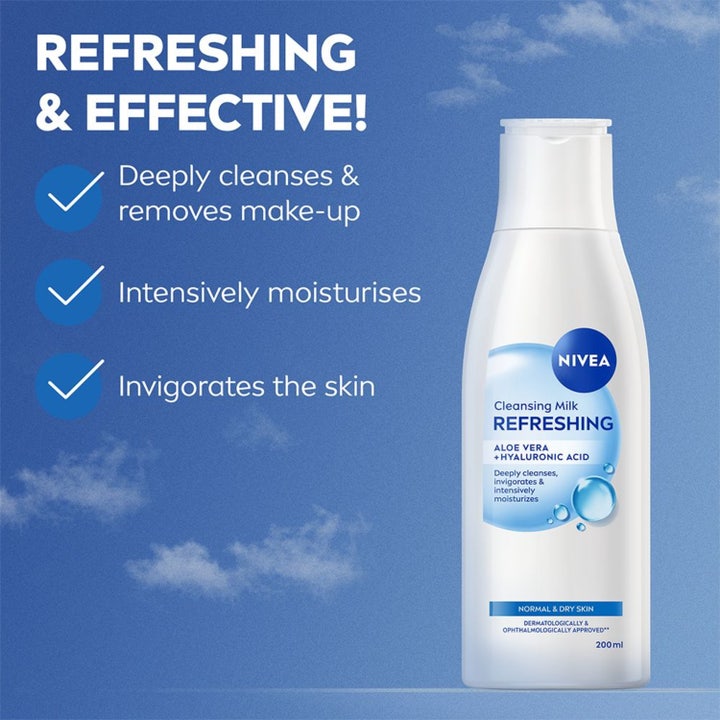 NIVEA Cleansing Milk Refreshing 200 ml ansiktsrengjøring fjerner sminke og renser dypt vist på hvit flaske mot blå himmel.
