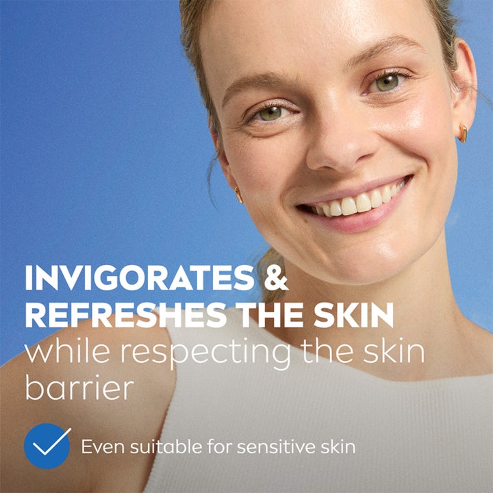 NIVEA Refreshing Cleansing Wipes 25 stk sminkefjerner med en smilende kvinne og tekst om skånsom formel
