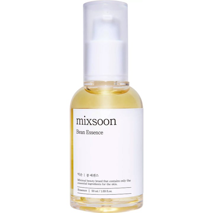 Mixsoon Bean Essence 50 ml eksfolierende ansiktsserum i klar pumpeflaske med gyllen væske og hvit etikett.