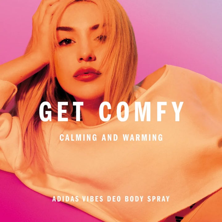 Adidas Vibes Get Comfy Deo Spray 150 ml deospray med kvinne i en avslappet livsstilssituasjon.