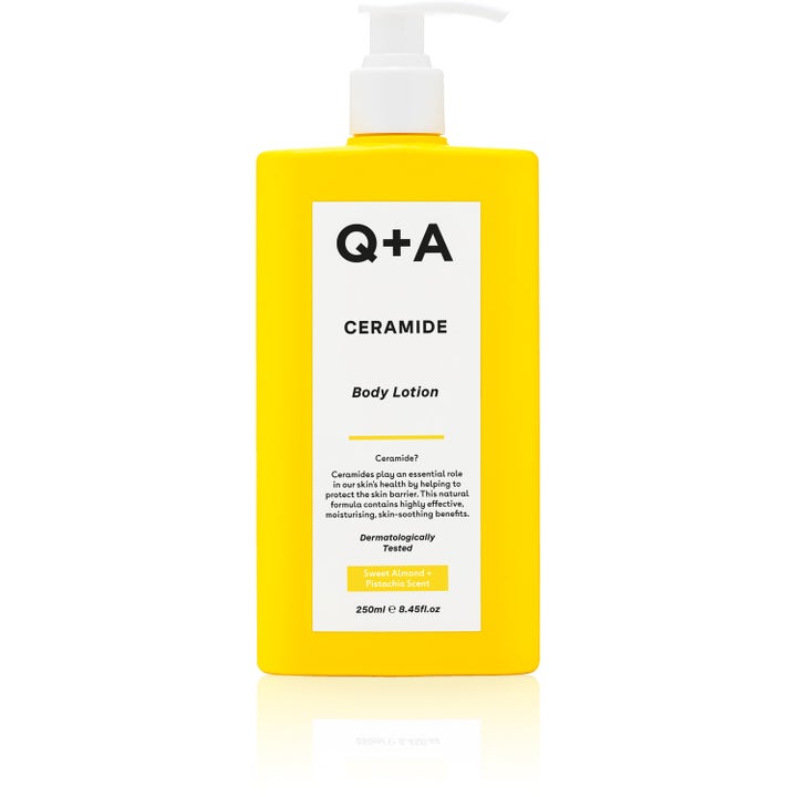 Q+A Ceramide Body Lotion 250ml styrker hudbarrieren i en knallgul rektangulær flaske med hvit pumpe