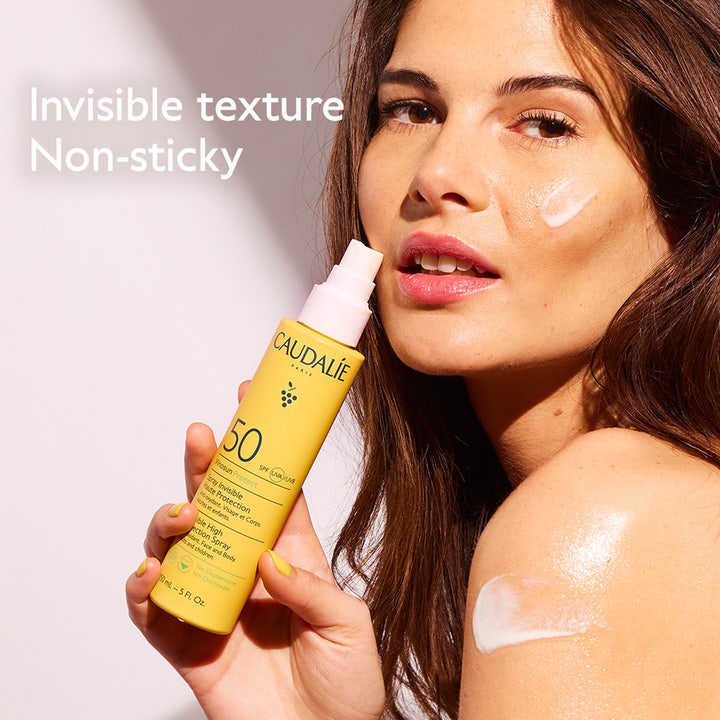 Caudalie Vinosun High Protection Spray 150 ml SPF50 solkrem i gul sprayflaske med hvit tekstur og teksten Non-sticky.