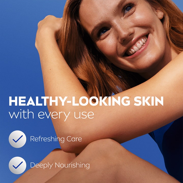 NIVEA Aloe & Hydration Body Lotion 250 ml gir sunn hud i livsstilsbilde med smilende kvinne mot blå bakgrunn