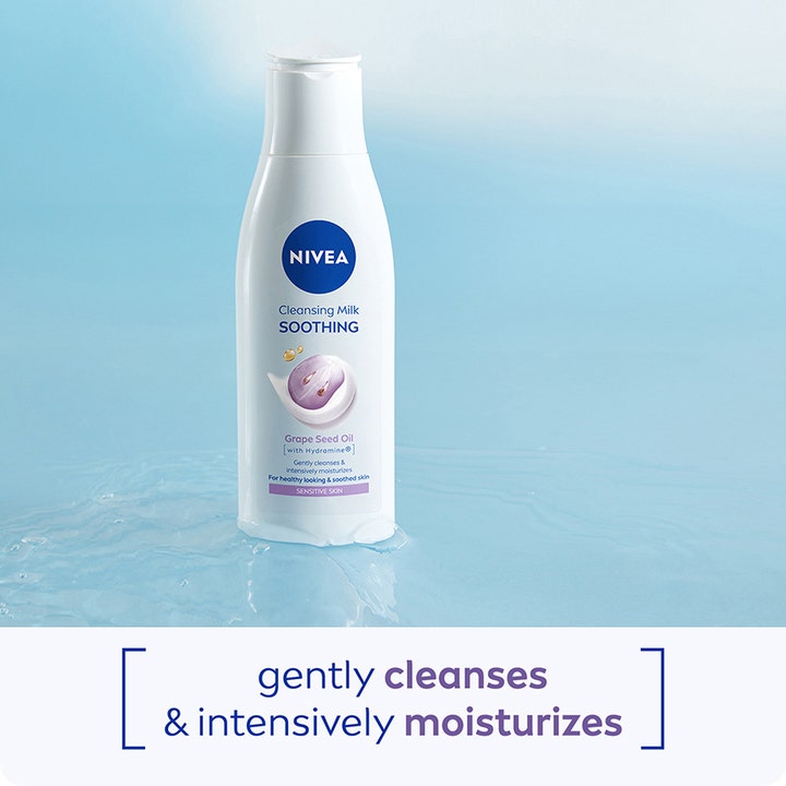 NIVEA Cleansing Milk Soothing 200 ml beroligende ansiktsrens med druekjerneolje i hvit flaske på vannflate