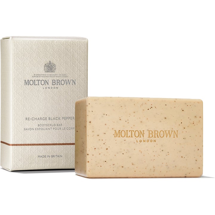 Molton Brown Re-charge Black Pepper Bodyscrub Bar 250 g eksfolierende kroppssåpe med synlige korn og mønstret eske